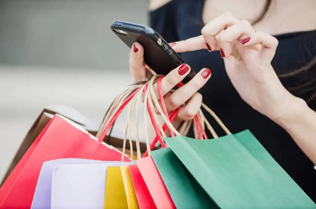 Woman Shopping Online - Come ordinare i prodotti